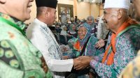 Foto Gubsu Sambut Kedatangan Jamaah Haji Kloter 1 Debarkasi Medan - 9 (1)